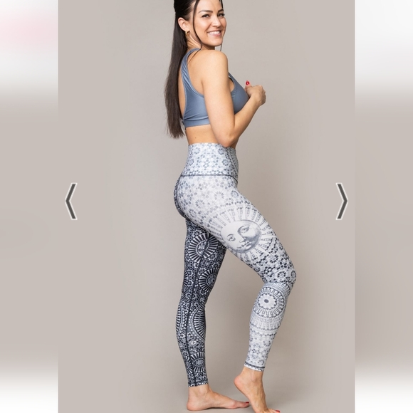 🌟🌜🌚🌛🌟Niyama Sol Luna black ⚫️ and white barefoot leggings XS BNWOT ✨️ - Picture 2 of 14